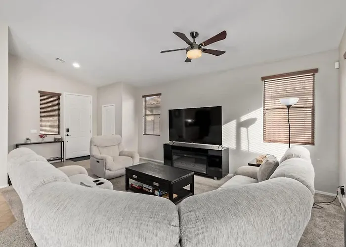 Pet-friendly 4br Oasis - Heated Pool Firepit & Bbq Holiday home