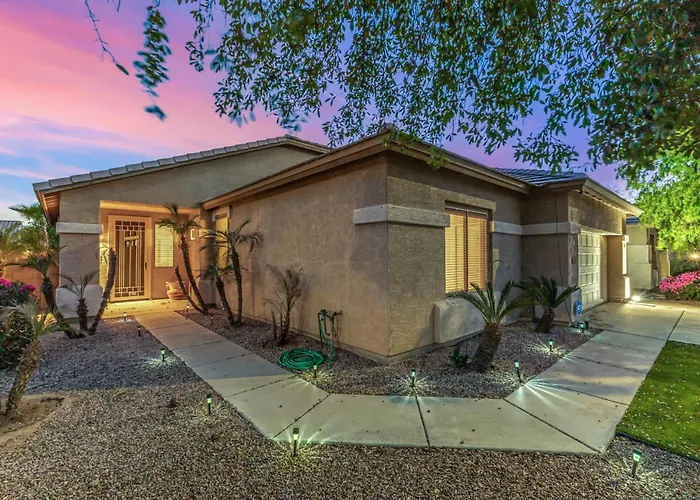 Pet-friendly 4br Oasis - Heated Pool Firepit & Bbq * Chandler