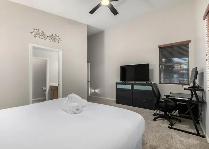 Pet-friendly 4br Oasis - Heated Pool Firepit & Bbq Chandler