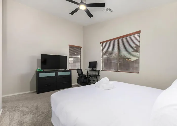Pet-friendly 4br Oasis - Heated Pool Firepit & Bbq Holiday home *