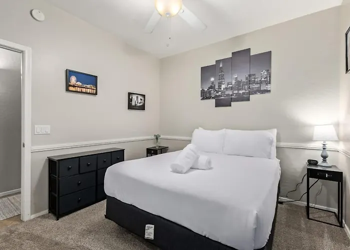 Pet-friendly 4br Oasis - Heated Pool Firepit & Bbq *