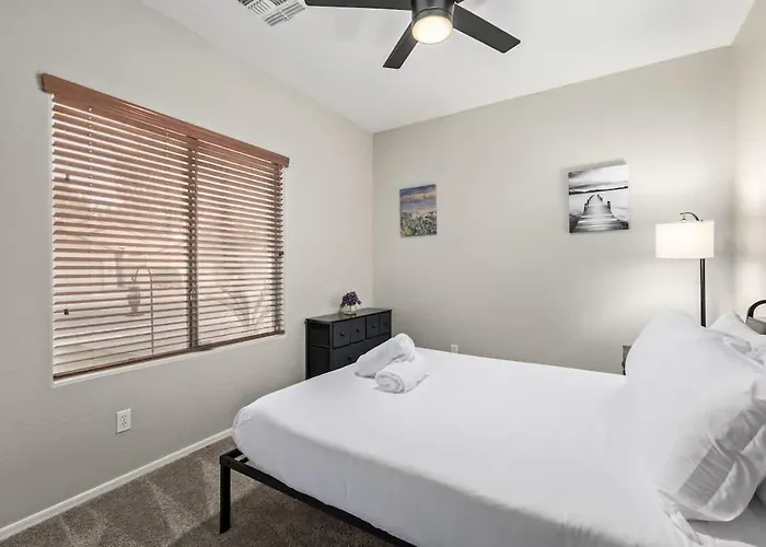 Pet-friendly 4br Oasis - Heated Pool Firepit & Bbq *