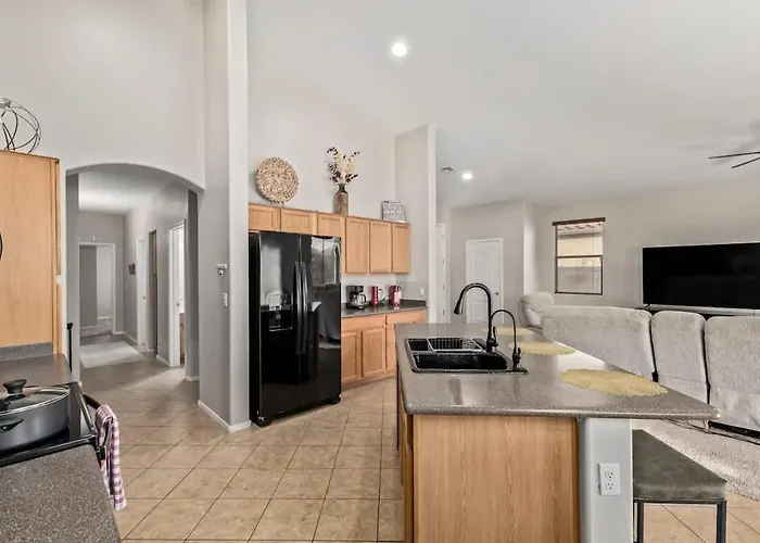 Pet-friendly 4br Oasis - Heated Pool Firepit & Bbq Chandler