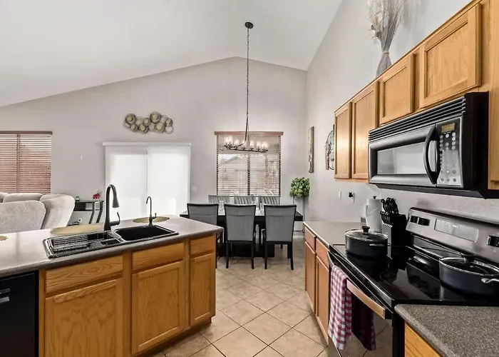 Holiday home Pet-friendly 4br Oasis - Heated Pool Firepit & Bbq Chandler