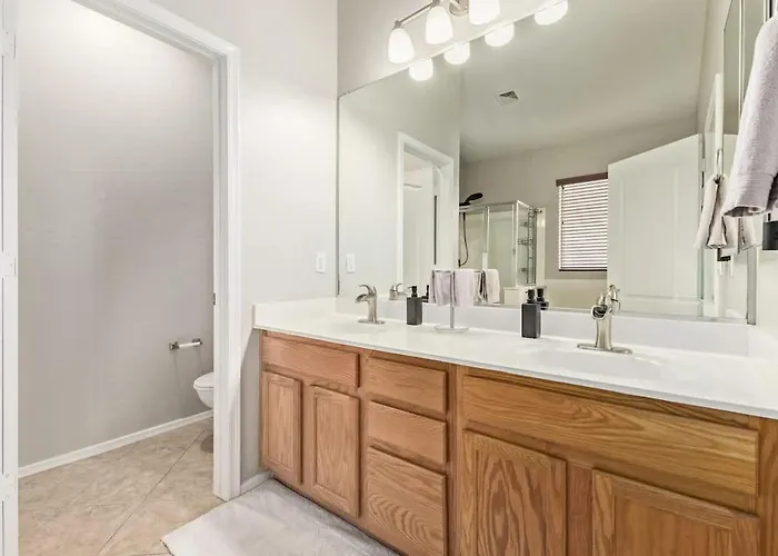 Pet-friendly 4br Oasis - Heated Pool Firepit & Bbq Holiday home