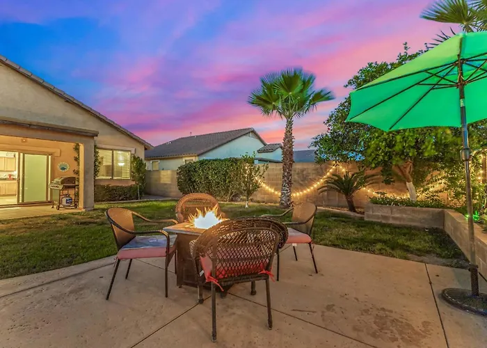 Pet-friendly 4br Oasis - Heated Pool Firepit & Bbq Holiday home