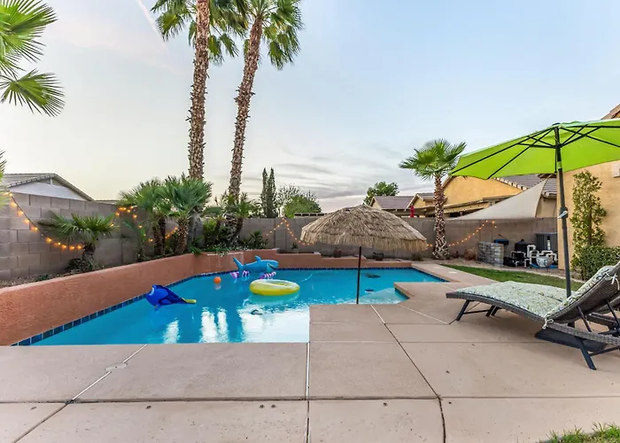 Pet-friendly 4br Oasis - Heated Pool Firepit & Bbq Holiday home
