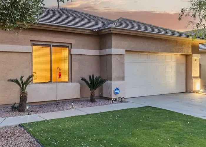 Pet-friendly 4br Oasis - Heated Pool Firepit & Bbq Holiday home *