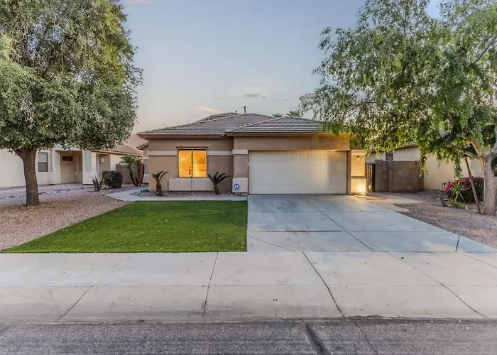 Pet-friendly 4br Oasis - Heated Pool Firepit & Bbq *